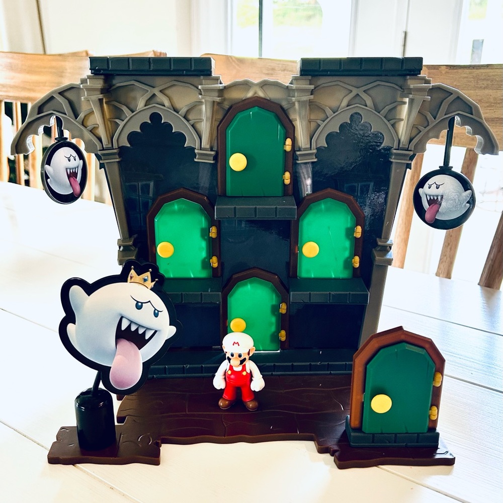 Super Mario Deluxe Boo Mansion Playset